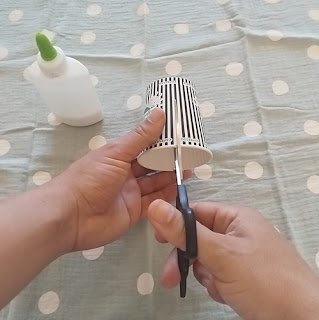 صناعة مزهرية صغيرة من كوب بلاستيك 1 مراحل صناعة مزهرية صغيرة من كوب بلاستيك 1