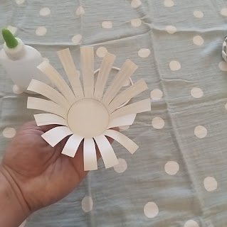 مراحل صناعة مزهرية صغيرة من كوب بلاستيك 6 مراحل صناعة مزهرية صغيرة من كوب بلاستيك 6