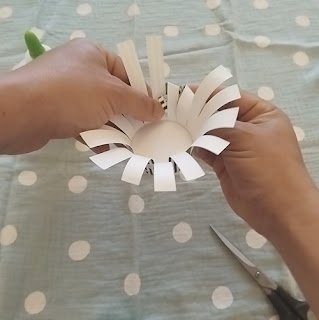 مراحل صناعة مزهرية صغيرة من كوب بلاستيك 7 مراحل صناعة مزهرية صغيرة من كوب بلاستيك 7